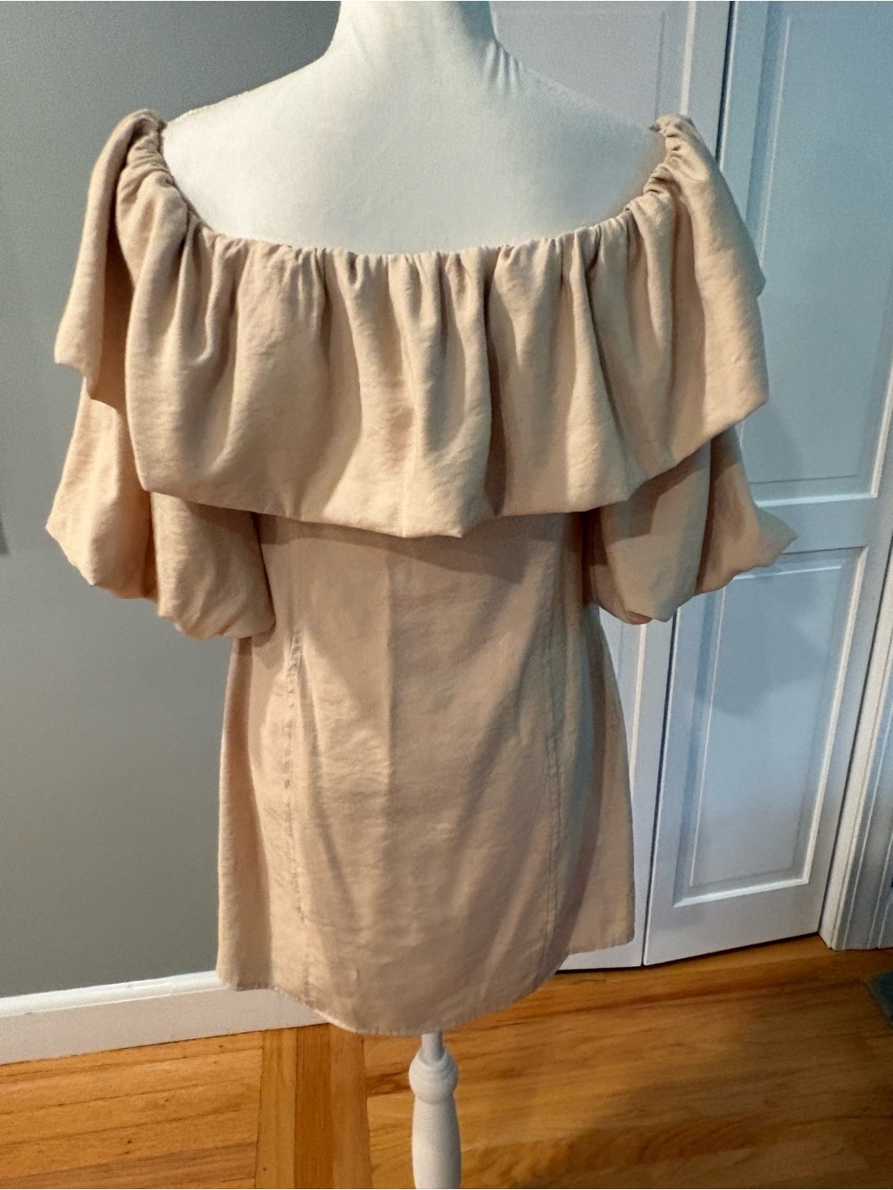 Lulu's Beige Off-Shoulder Ruffle Tunic. Size M - Picture 5 of 8